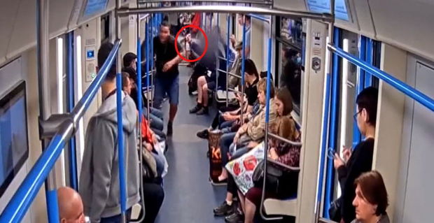 Qaz balonсuğunu metroda sərnişinlərin üzünə püskürtdü - VİDEO