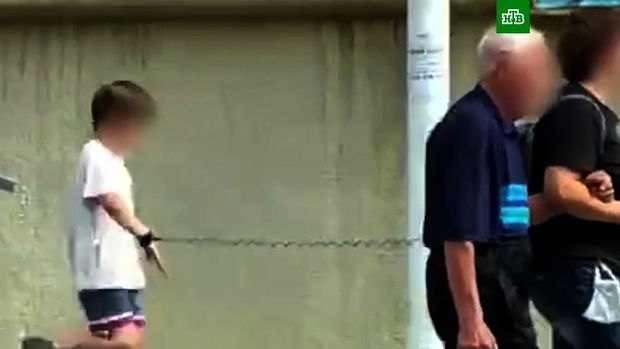 Autist oğlunu xaltada gəzdirən qadını daşa basdılar - VİDEO