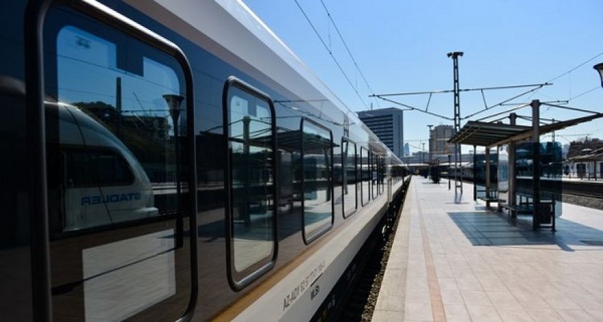 Стал известен график работы электричек в праздничные дни