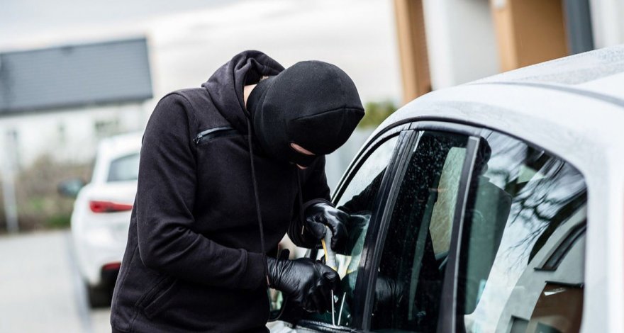 В столице задержан мужчина, укравший из автомобиля 3 тысячи манатов