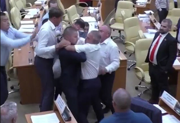 Rusiyada deputatlar yumruq davasına çıxdılar - VİDEO