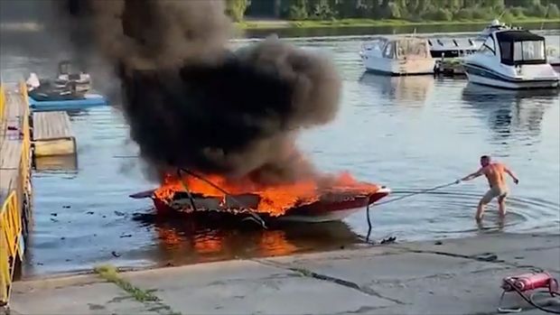 Motorlu qayıq yanaraq yararsız hala düşdü - VİDEO