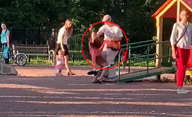 Oyun meydançasında hamının gözü qarşısında azyaşlını döydü – VİDEO