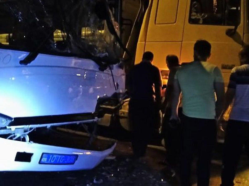 Bakıda qeyri-qanuni sərnişin daşıyan avtobus yük maşınına çırpılıb, xəsarət alanlar var