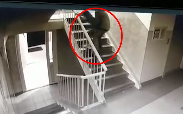 Pedofil altı yaşlı qıza hücum etdi - ANBAAN VİDEO