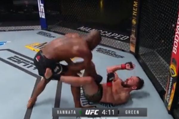 В сети появились кадры лучшего боя турнира UFC в Лас-Вегасе - ВИДЕО
