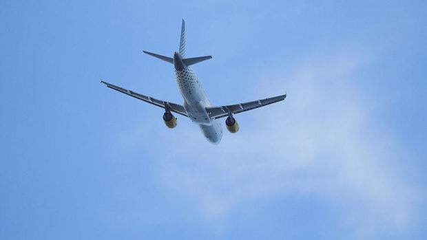 Yüngül mühərrikli təyyarə evin üstünə düşdü: Pilot sağ qaldı