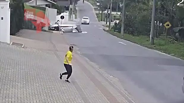 Braziliyada təyyarə yaşayış məntəqəsinə düşdü - ANBAAN VİDEO