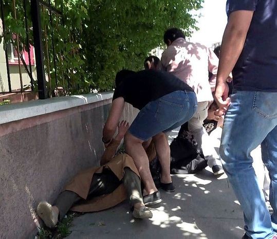 Küçənin ortasına anasını döyən gəncə hücum etdilər - FOTO