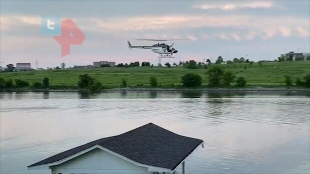 Sərnişinləri daşıyan helikopter çaya düşdü - VİDEO