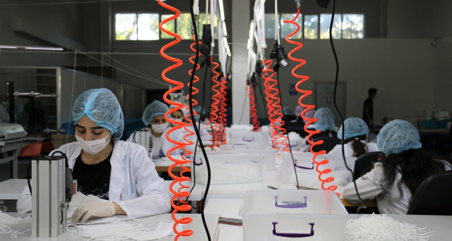 В Азербайджан завезено оборудование для производства медицинских масок - ФОТО