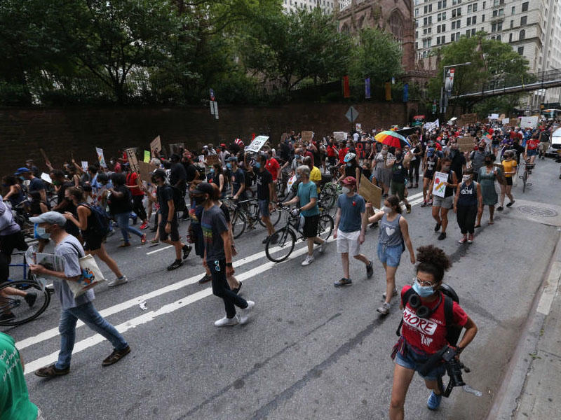 Müəllimlər əllərində tabutla küçələrə axışdılar - Məktəblər açılmasın - FOTO