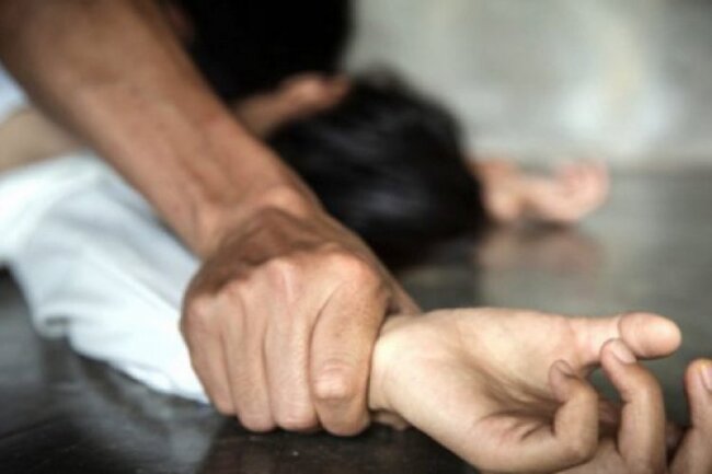 Azərbaycanda oğlan nişanlısına valideynlərinin yanında təcavüz etdi…