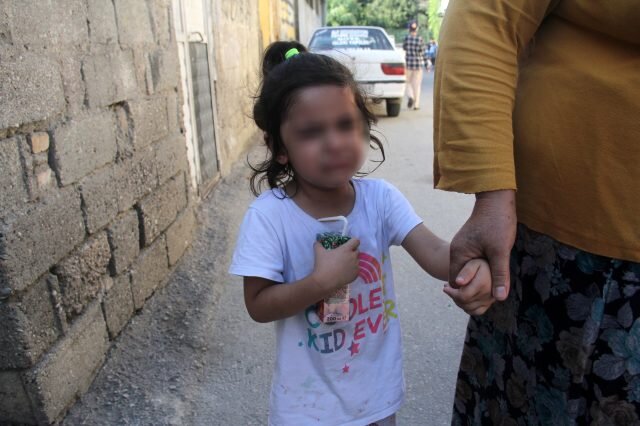 Uşağının gözü önündə arvadına işgəncə verib QANA BOYADI - FOTO