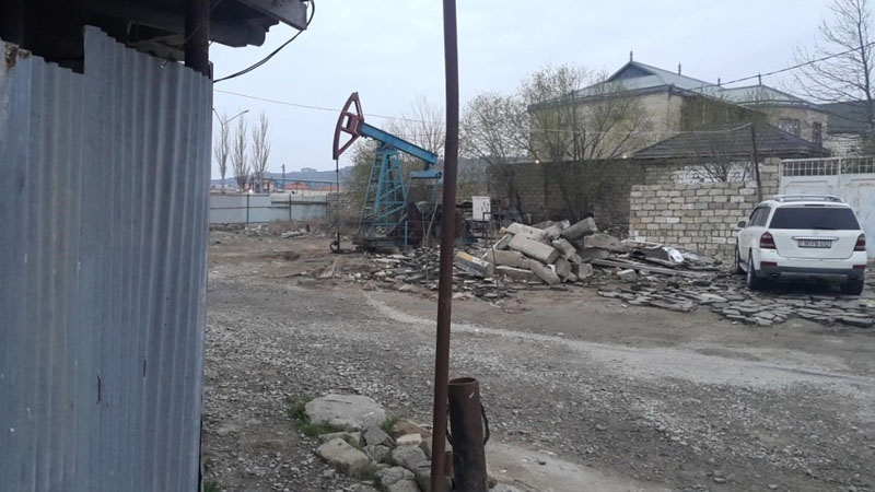 Neft mədənlərinin ərazisini zəbt etməkdən doymayan makler-residivist Niyazi İsmayılov - FOTOLAR