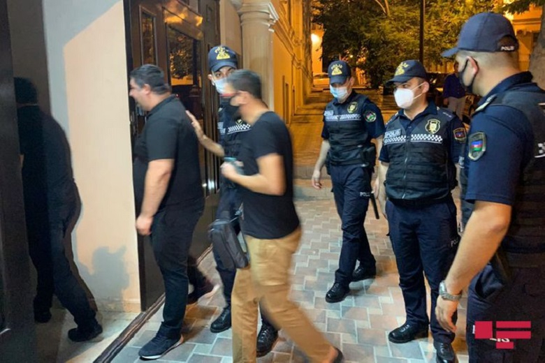 Bakıda məşhur restoranda polis əməliyyatı - Qaçan müştəri belə tutuldu - VİDEO