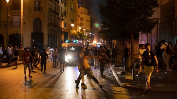 Beyrutda hökumət əleyhinə etirazlar başladı - FOTO