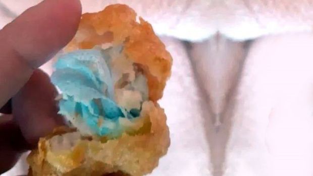 “Fast food”un içindən tibbi maska çıxdı - VİDEO