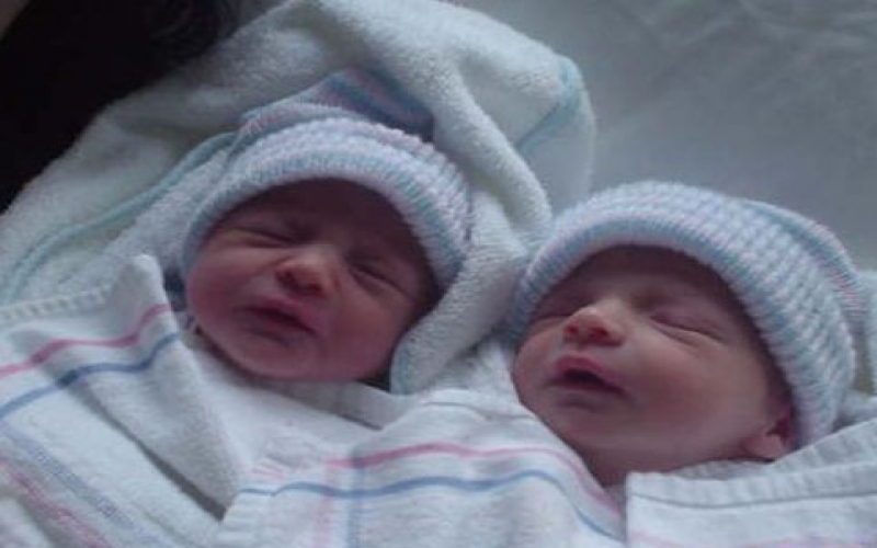 Qadın əkiz uşaq dünyaya gətirib, həkim birini oğurlayıb - 