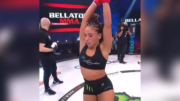 Qadın döyüşçü qələbəsini ehtiraslı rəqslə qeyd etdi - VİDEO