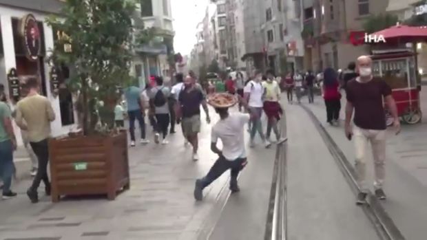 Özünü xəstəliyə vuran dilənçi kameraya düşdü - VİDEO