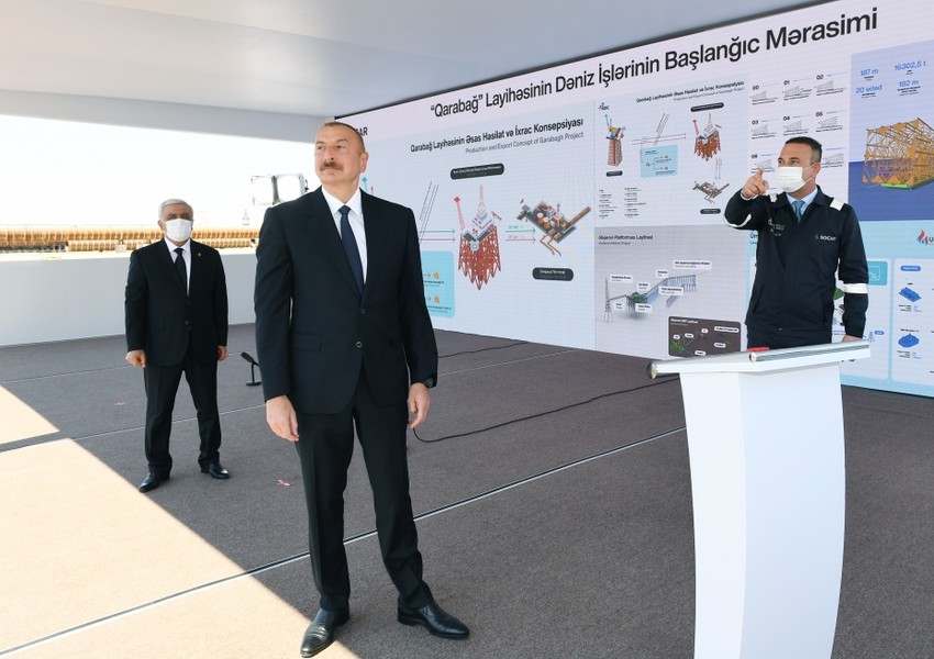 İlham Əliyev “Qarabağ” yatağının dayaq blokunun dənizə yola salınması mərasimində iştirak edib