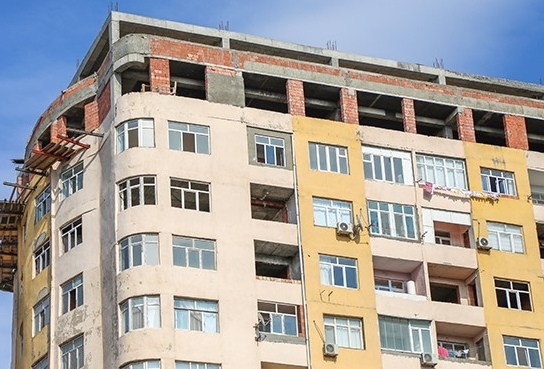 Günəşlidəki binaya qanunsuz tikilən 2 mərtəbə söküləcək - Video