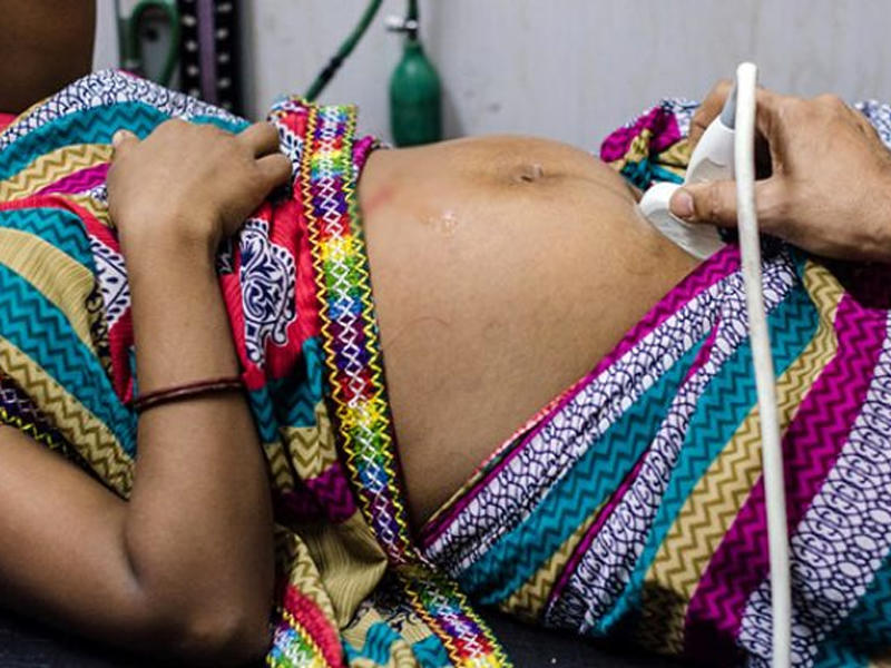 Hamilə qala bilmədiyi üçün həkimə gedən qadın 