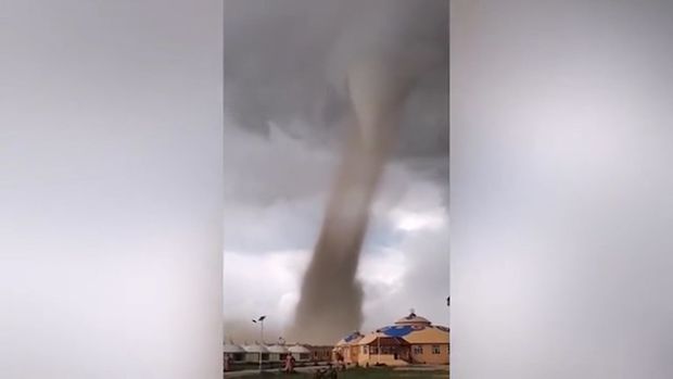 Tornado onlarla turistə xəsarət yetirdi - VİDEO