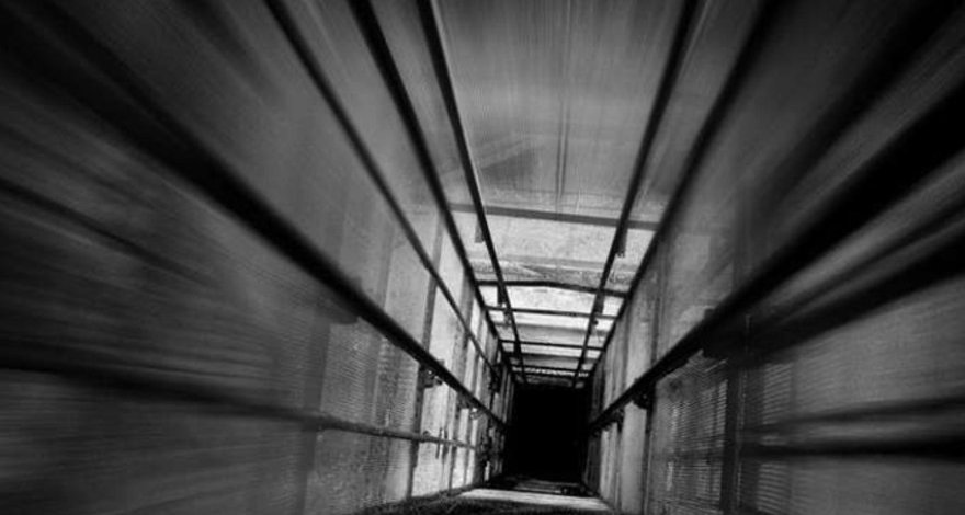 В Баку человек упал в шахту лифта