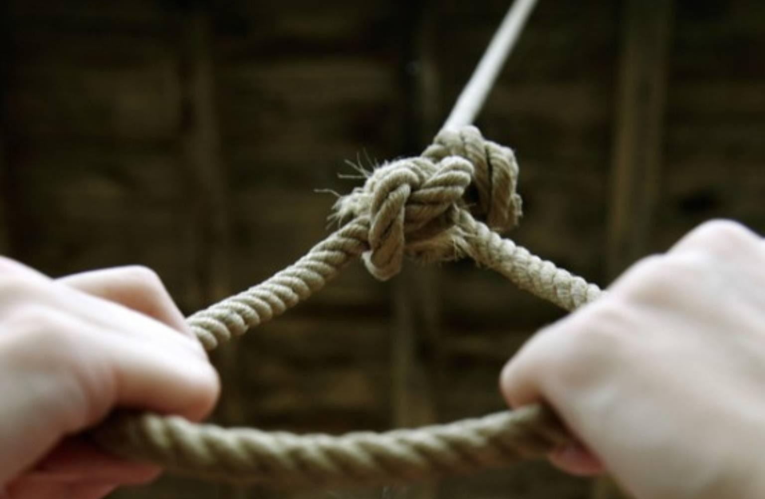 Azərbaycanda dəhşətli hadisə: Ana oğlu və gəlini boşandığına görə özünü asdı