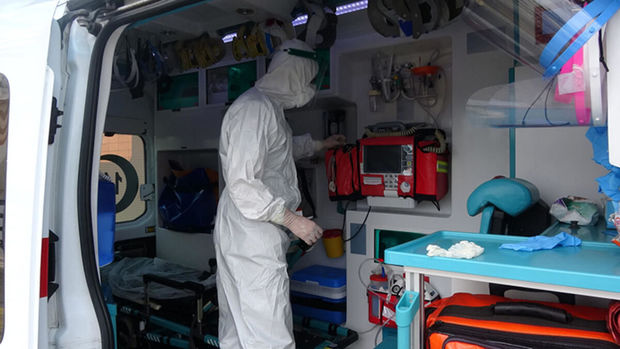 Həkim koronavirus xəstəsini qucağında apardı - FOTO