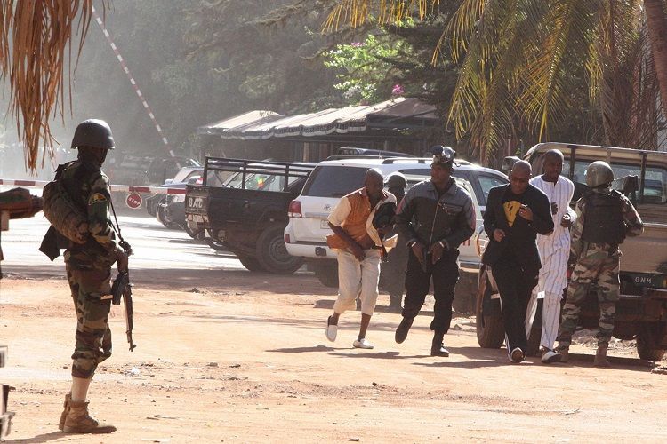 Terrorçular məmurların qaldığı oteli tutdu: Bir neçə məmur öldürüldü