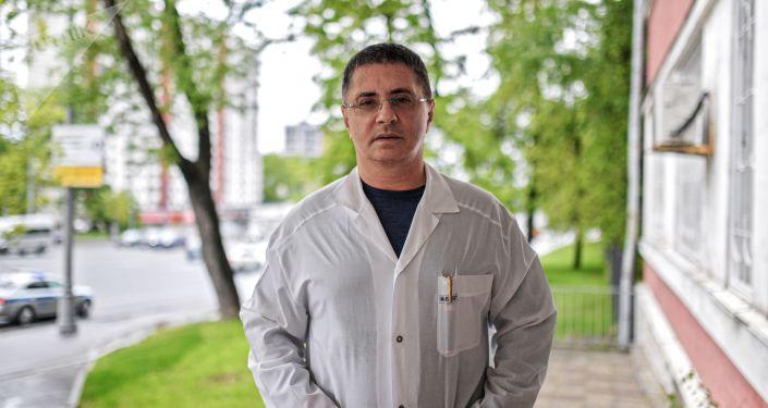 Tanınmış həkim koronavirusa qarşı tədbirləri ələ saldı: elə bil şamandırlar