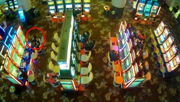 Azyaşlı uşaq anası ilə qumarxanaya girdi: 17 dəqiqə qumar oynadı