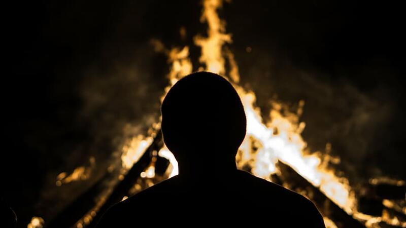 DƏHŞƏTLİ HADİSƏ: Sevgilisini benzinlə YANDIRDI