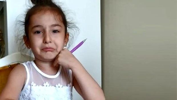 Yeddi yaşlı qızcığaz koronavirusa görə məktəbə gedə bilmədiyi üçün göz yaşı tökdü - VİDEO