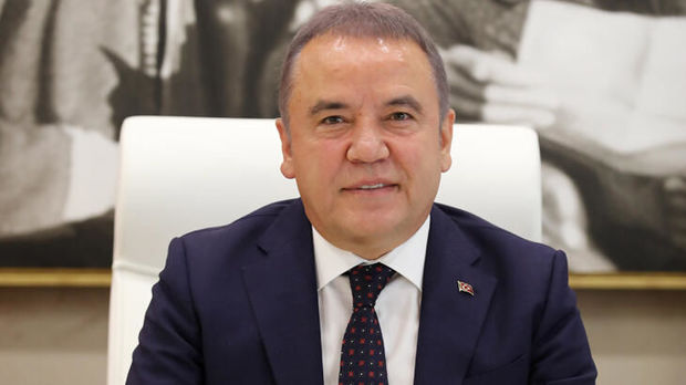 Мэр Антальи заразился коронавирусом