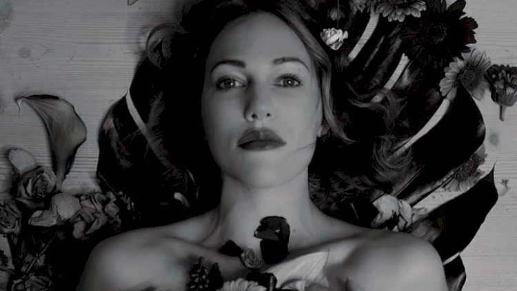 Meryem Üzerlidən yarıçılpaq pozalar - Foto