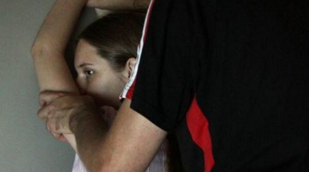 Polis 15 yaşlı qızı zorladı, şəkillərini çəkib paylaşdı