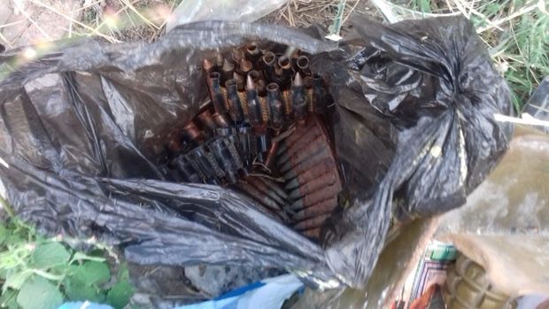 Qazaxda əl qumbarası, UZRQM parladıcısı və patronlar tapıldı - FOTO