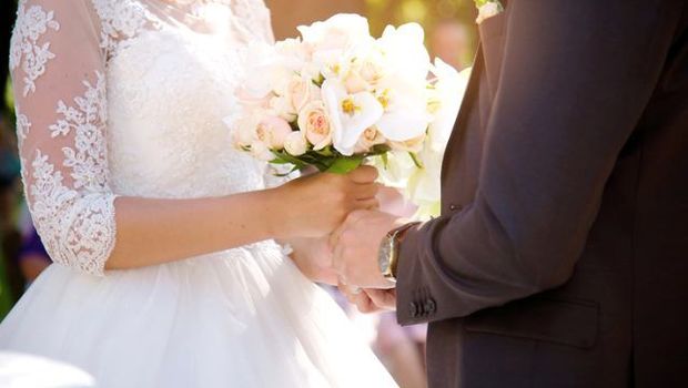 Gəlin toyundan əvvəl bəyi qarət edib tualetin pəncərəsindən qaçdı