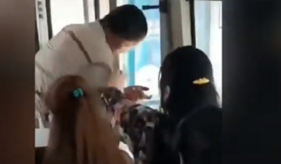 Bakıda avtobusda dava: Qadın ona sataşan kişini döydü — VİDEO