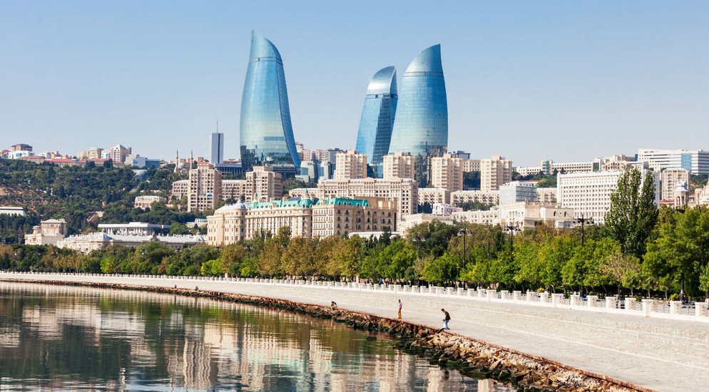 Bulvarda özünü dənizə atan qızı polislər xilas etdi - VİDEO