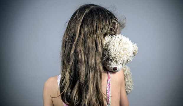 Ata 10 yaşlı qızı üçün çılpaq fotosessiya təşkil etdi