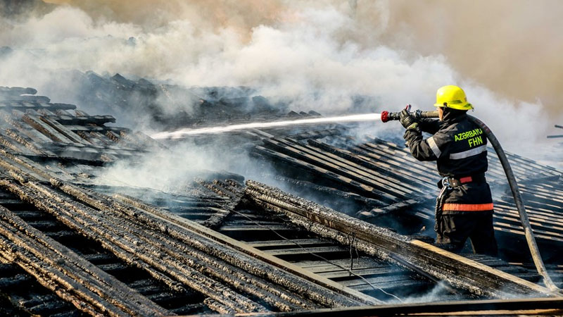 Nazirliyin binasında yanğın söndürüldü (FOTO/YENİLƏNİB)