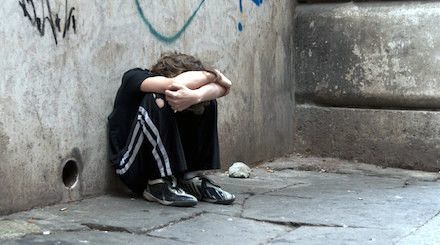 Bakıda kişi iki azyaşlı uşaqla küçədə dilənir: “İmkanım yoxdur, saxlaya bilmirəm” - VİDEO