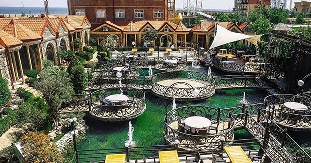 Azərbaycanda daha bir vəzifəli şəxs karantində məşhur restoranda toy etdi - FOTO