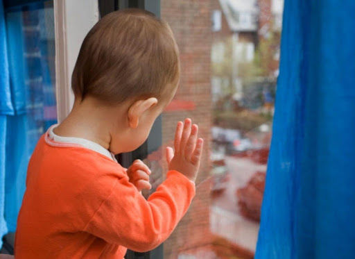 В Уджаре малолетний мальчик упал с пятого этажа