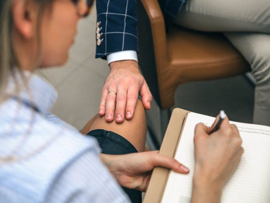 Kameranın açıq olduğunu unudan vəzifəli şəxs katibəsi ilə öpüşərkən “Zoom”a düşdü – FOTO